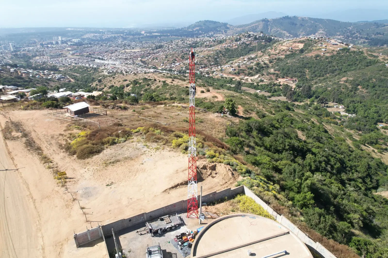Torre autosoportada de 24 metros fabricada e instalada por Construcciones Mihail Chile en la Región de Valparaíso